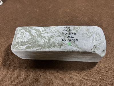 バドガシュタイン鉱石 &alpha;&beta;放射線量 平均値0.5&mu;Sv ラドン濃度校正値8Bq/m3以上 2.03kg 28,680円 No.11030