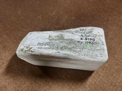バドガシュタイン鉱石 &alpha;&beta;放射線量 平均値0.5&mu;Sv ラドン濃度校正値16Bq/m3以上 2.81kg 42,180円 No.11034