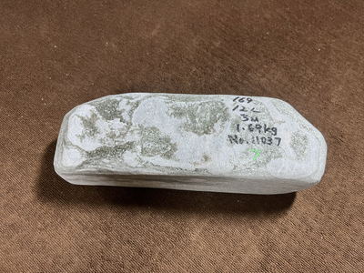 バドガシュタイン鉱石 &alpha;&beta;放射線量 最大値6&mu;ソフトSv　平均値3&mu;Sv ラドン濃度校正値7Bq/m3以上 1.69kg 67,110円 No.11037