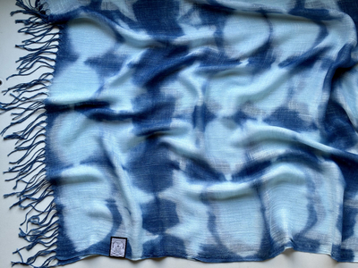 天然インディゴで染めたボタニカルストール(絞り柄アイスブルーA)