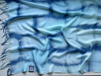 天然インディゴで染めたボタニカルストール(絞り柄アイスブルーB)