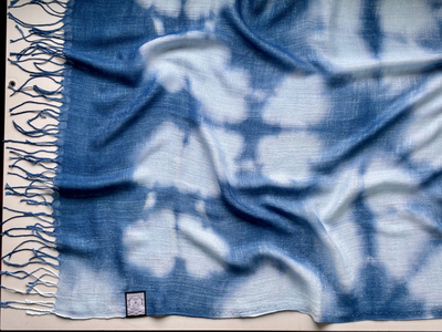 天然インディゴで染めたボタニカルストール(絞り柄アイスブルーC)