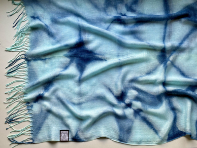 天然インディゴで染めたボタニカルストール(絞り柄アイスブルーE)