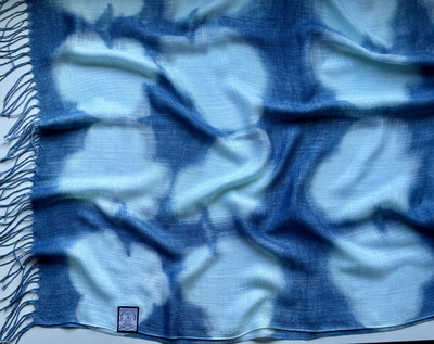 天然インディゴで染めたボタニカルストール(絞り柄ペパーミントB)