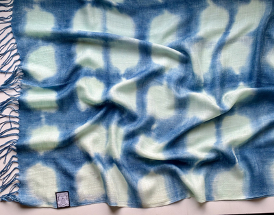 天然インディゴで染めたボタニカルストール(絞り柄ペパーミントC)