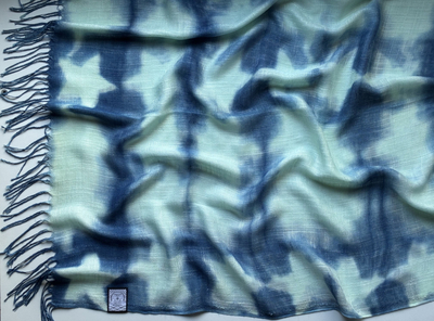 天然インディゴで染めたボタニカルストール(絞り柄ペパーミントD)