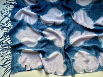天然インディゴで染めたボタニカルストール(絞り柄ライラックA)