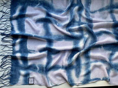 天然インディゴで染めたボタニカルストール(絞り柄ライラックB)