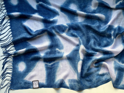 天然インディゴで染めたボタニカルストール(絞り柄ライラックC)