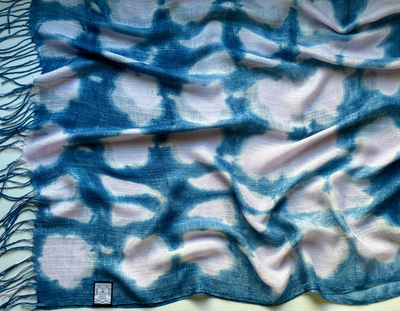 天然インディゴで染めたボタニカルストール(絞り柄ライラックD)
