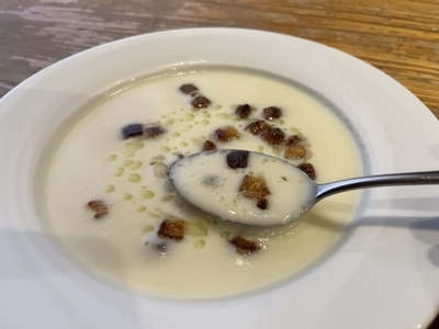 新玉ねぎのポタージュ　トリフの香り